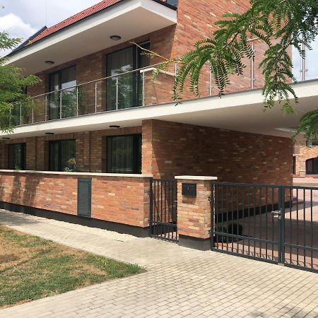 Castellum Apartmanhaz Gyula Exterior photo