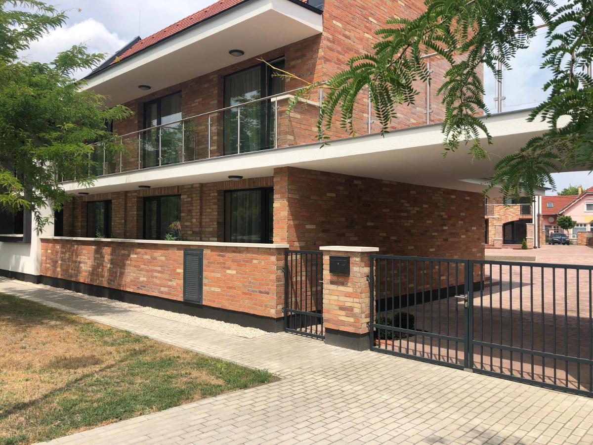 Castellum Apartmanhaz Gyula Exterior photo
