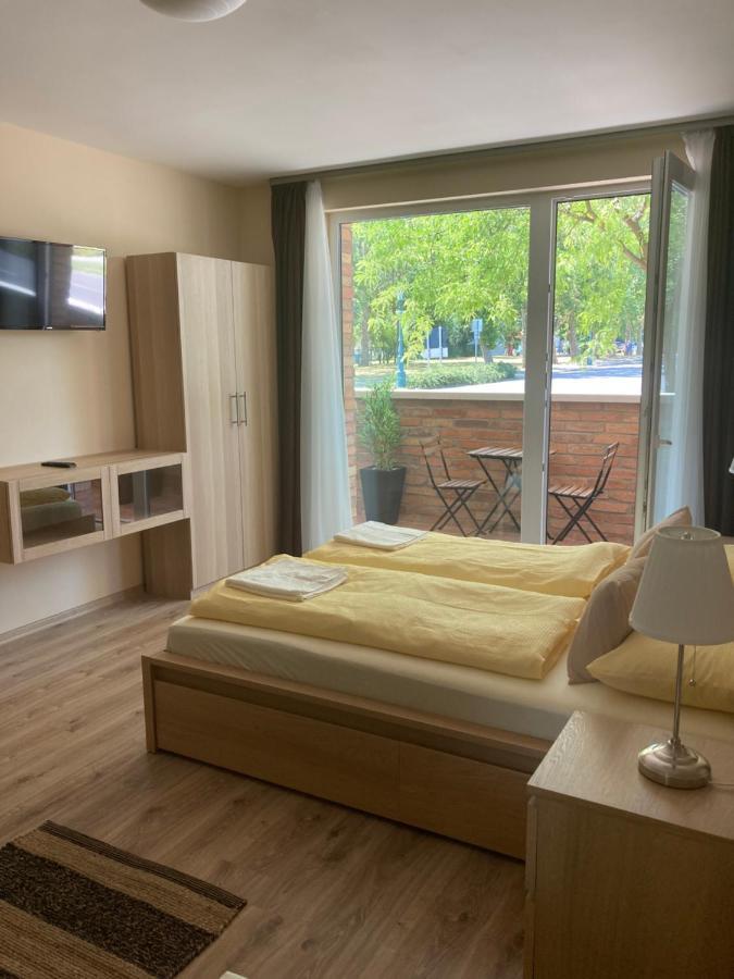 Castellum Apartmanhaz Gyula Exterior photo