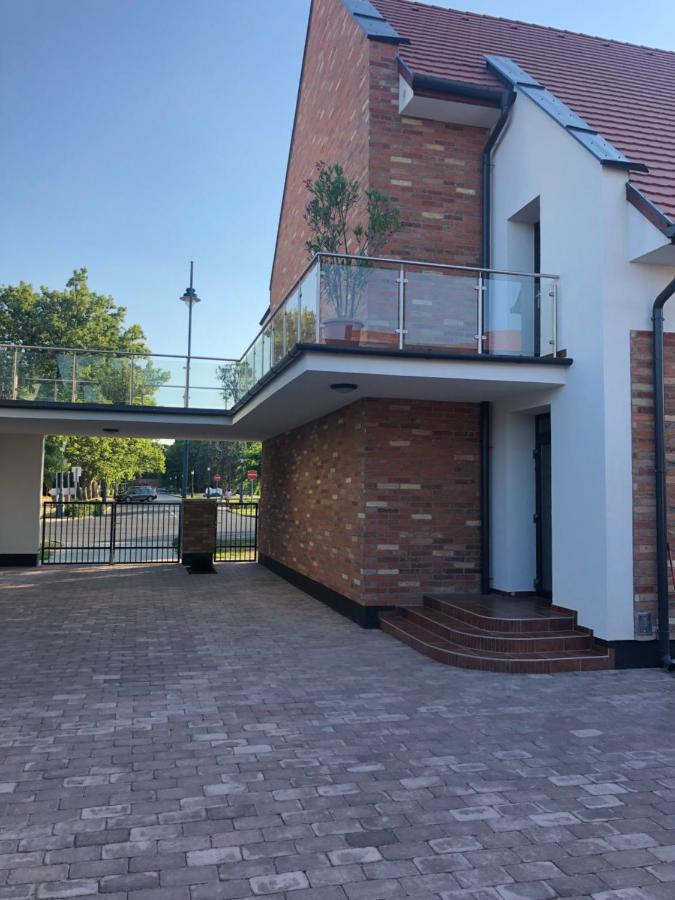 Castellum Apartmanhaz Gyula Exterior photo