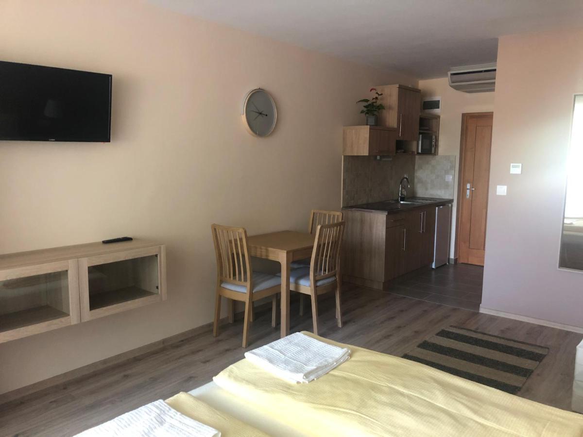 Castellum Apartmanhaz Gyula Exterior photo