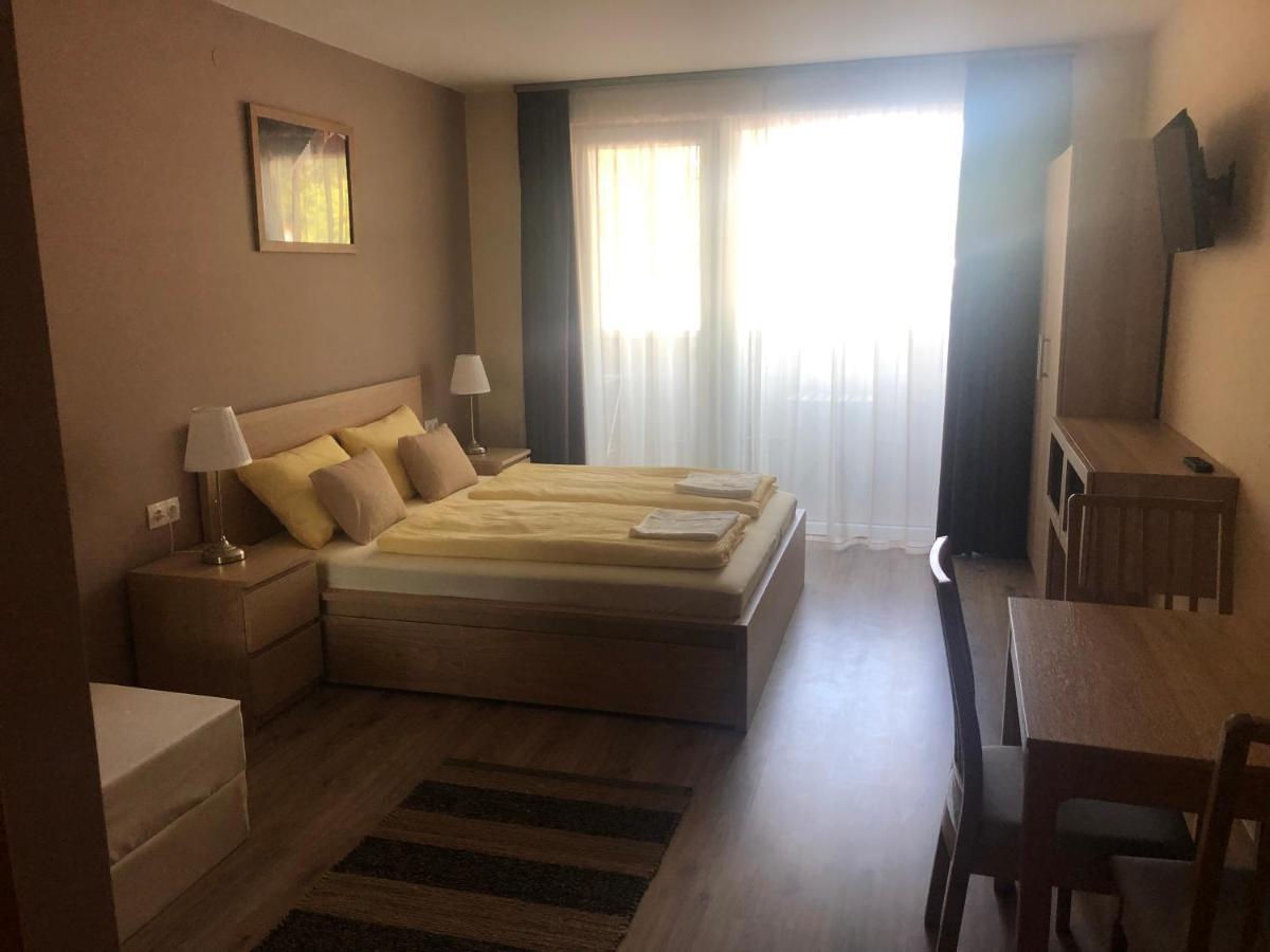 Castellum Apartmanhaz Gyula Exterior photo