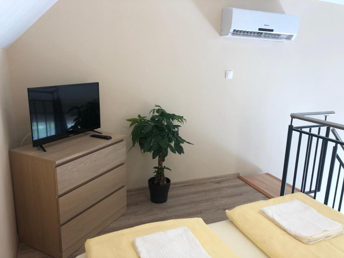 Castellum Apartmanhaz Gyula Exterior photo
