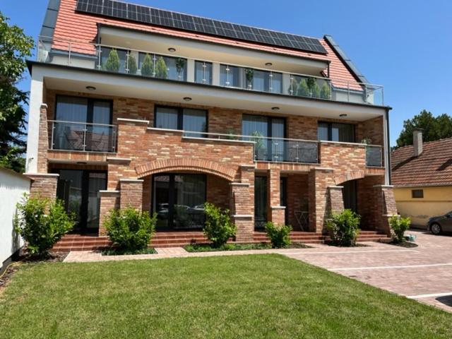Castellum Apartmanhaz Gyula Exterior photo