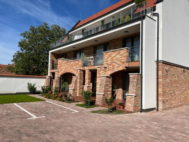 Castellum Apartmanhaz Gyula Exterior photo