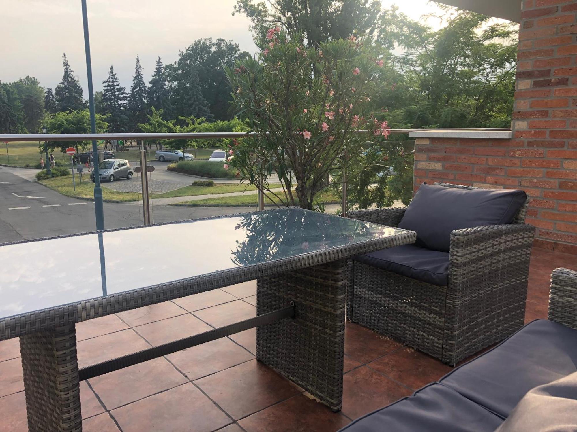 Castellum Apartmanhaz Gyula Exterior photo